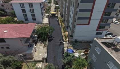 İskenderun Belediyesi, bir haftada 4 bin 768 ton sıcak asfalt serimi gerçekleştirdi