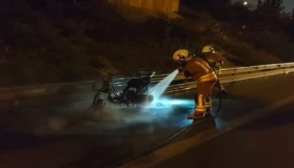 İskenderunda motosiklet alevlere teslim oldu