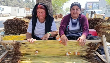 Kahramanmaraşın asırlık tarhana geleneğini yaşatan doğal çiğ ustaları naylon ürünlere karşı direniyor