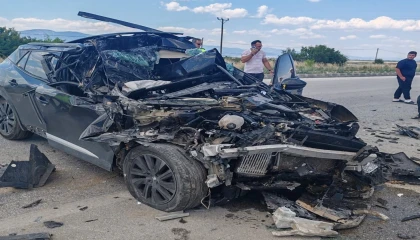 Kamyonete çarpan otomobil hurdaya döndü: 1 yaralı