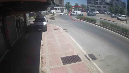 Kamyonete çarpmamak için fren yaptı, devrilen motosikletiyle sürüklenip yaralandı