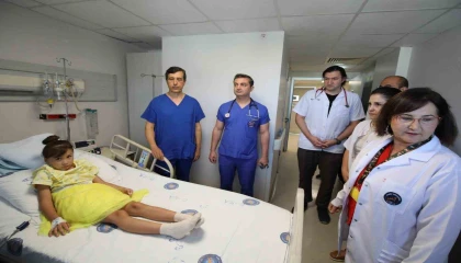 Kardeşini aynı hastalıktan kaybeden 8 yaşındaki Kırgızistanlı Akhmarcan AÜde sağlığına kavuştu