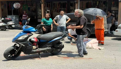 Kazada yaralanan genç kadına esnaftan şemsiyeli destek