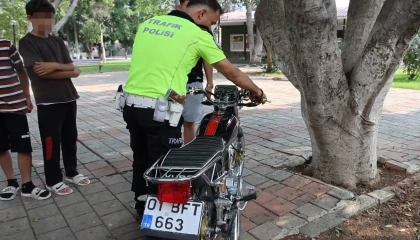 Kırmızı ışıkta geçen ehliyetsiz motosiklet sürücüsüne 85 bin TL para cezası
