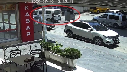 Kontrolden çıkan çöp konteyneri caddeye dalıp araca çarptı: O anlar kamerada
