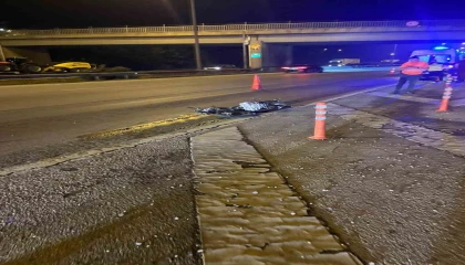 Kontrolden çıkan motosiklet tırın altına girdi, sürücü hayatını kaybetti