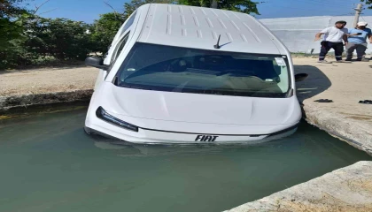 Manavgatta hafif ticari araç sulama kanalına düştü