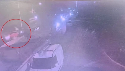Manavgatta önce kamyona ardından site duvarına çarptı: 1i çocuk 4 yaralı