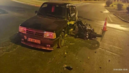 Manavgatta otomobil ile çarpışan motosikletteki 2 kişi yaralandı