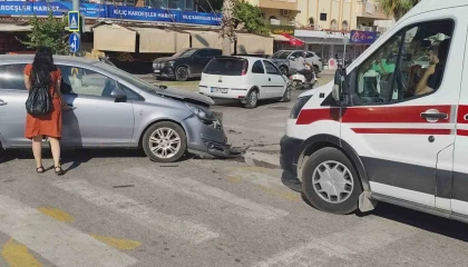 Manavgatta otomobiller çarpıştı, sürücüler yaralandı