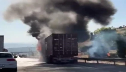 Mersinde 24 ton çikolata yüklü tır yandı