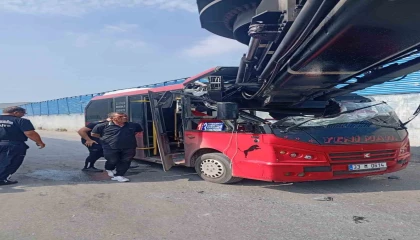 Mersinde minibüs ile vinç çarpıştı: 1 yaralı