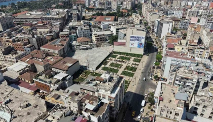 Mersinde Zafer Çarşısında dönüşüm sürüyor
