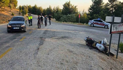 Motosiklet otomobile çarptı: 2 yaralı