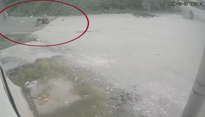 Motosiklet ve bisikletli çocuğun çarpıştığı anlar kamerada