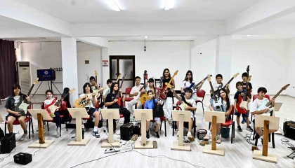 Muratpaşada gitarın dört haline çocuklar ve gençlerden ilgi