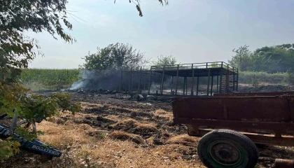Osmaniyede malzeme deposu alevlere teslim oldu