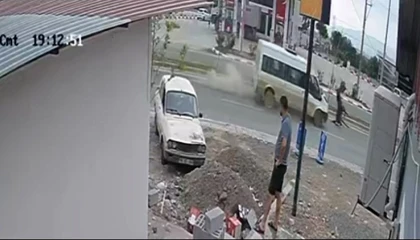 Osmaniyede minibüs başıboş ata çarptı
