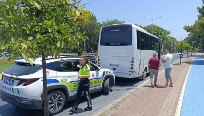Otel servisiyle çarpışan motosikletli yaralandı