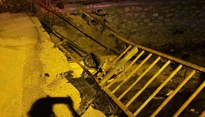 Otomobil dere yatağına düştü