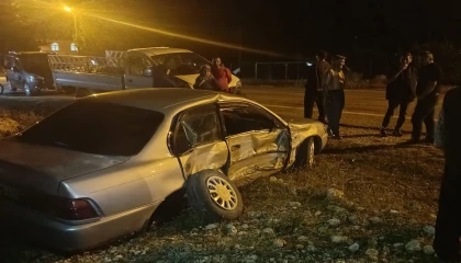 Otomobil ile kamyonet çarpıştı: 2 yaralı