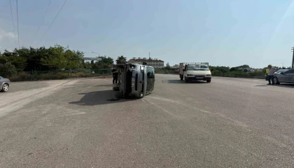 Payasta çarpışmayla yan yatan otomobilin sürücüsü yaralandı