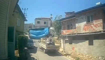 Rampayı çıkamayan briket yüklü tırın devrildiği anlar kamerada