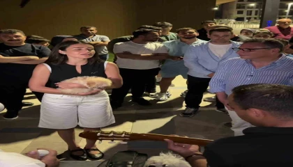 Şarkıcı Elif Buse Doğanın darbukalı, ıslıklı mini konseri vatandaşların beğenisi topladı