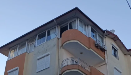 Şiddetli rüzgarda yerinden kopan pencere 5. kattan düştü