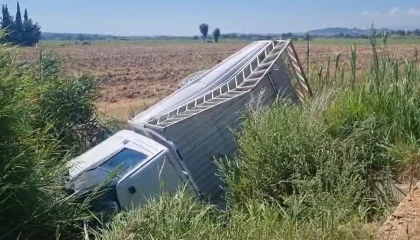 Sulama kanalına uçan kamyonetteki 2 kişi yaralandı