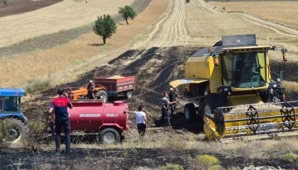 Tarladaki hasat sırasında biçerdöverin çıkardığı yangın, köyde bekletilen su tankeriyle söndürüldü