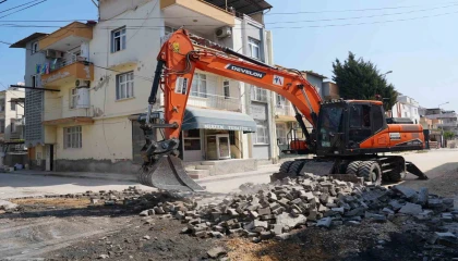 Tarsusta 17 sokak 10 bin ton sıcak asfaltla yenilendi
