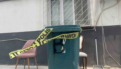 Tartıştığı eşinin başına çekiçle vurup boğazından bıçakladı