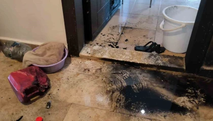 Tartıştığı eski kız arkadaşının daire kapısını benzinle ateşe verdi