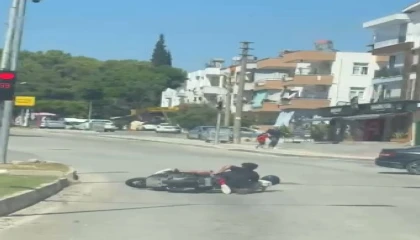 Tehlikeli hareketlerle motosikleti süren sürücü ve arkasındaki yolcunun düşme anı kameraya yansıdı