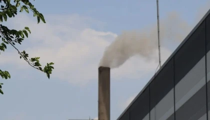 Tekstil fabrikasından yayılan kömür dumanı mahalleliyi canından bezdirdi