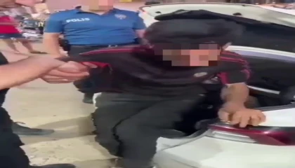 Tıka basa göçmen doldurulan otomobilin bagajından 4 göçmen çıktı
