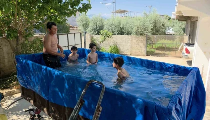 Traktör römorkunu havuza çeviren dede, torunları için denizi evin önüne getirdi