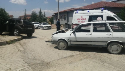 Yalvaçta iki otomobil çarpıştı: 2 yaralı
