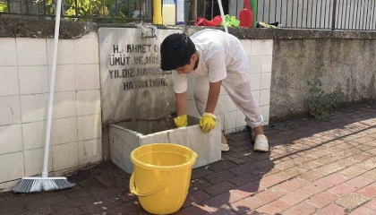 Yaşıtları oyun oynarken, O, şehit mezarlıkları ve çeşmeleri temizliyor