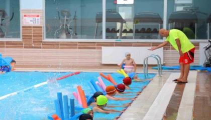Yüzme eğitmeninden uyarı: Akarsu ve baraj yerine güvenli havuzları tercih edin