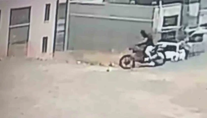Yüzünü maske takarak gizleyen hırsız, motosikleti kendi malıymış gibi alıp gitti