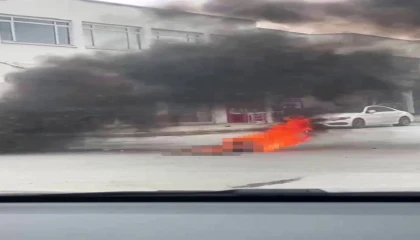 Zihinsel engelli şahıs üzerine benzin döküp kendini yaktı: Korku dolu anlar kamerada