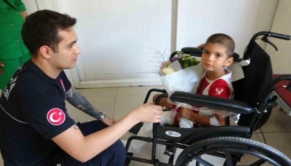 6 metrelik kuyuya düşen çocuk kendisini kurtaran kahramanıyla buluştu