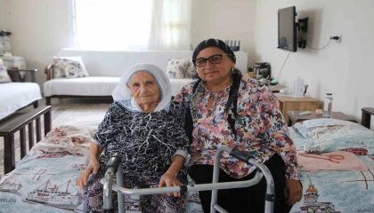 98 yaşındaki Şemsi teyzenin evinin yoluna parke taşı döşendi