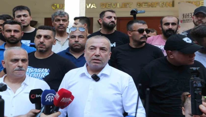 Adana Demirspor taraftarı bariyeri yıkıp belediyeye girmeye çalıştı