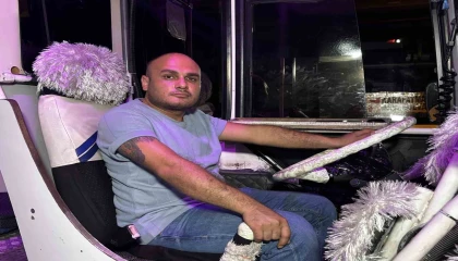 Adanada ambulans ve otobüs sürücüleri arasında yol verme kavgası