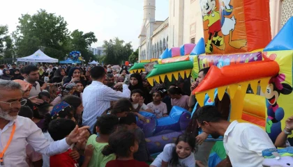 Adanada cami avlusu çocuklarla renklendi