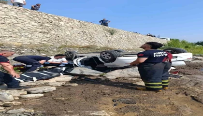 Adanada otomobil dereye düştü: 2 ölü, 1 yaralı