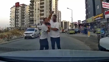 Adanada trafikte tartıştığı sürücüye testereyle saldıran şahıs kamerada